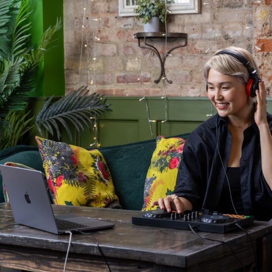 AlphaTheta DJ-kontroller DDJ-FLX2