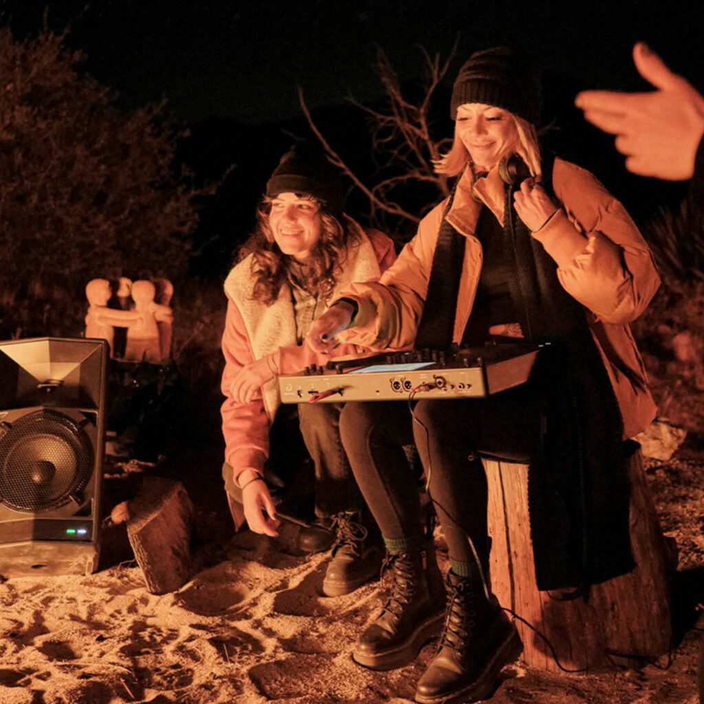 AlphaTheta akuga standalone DJ-kontroller OMNIS-DUO lõkke ääres