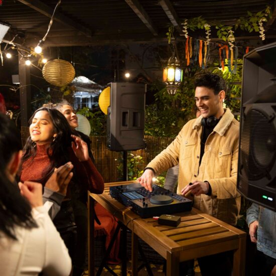 AlphaTheta akuga standalone DJ-kontroller OMNIS-DUO terrassil