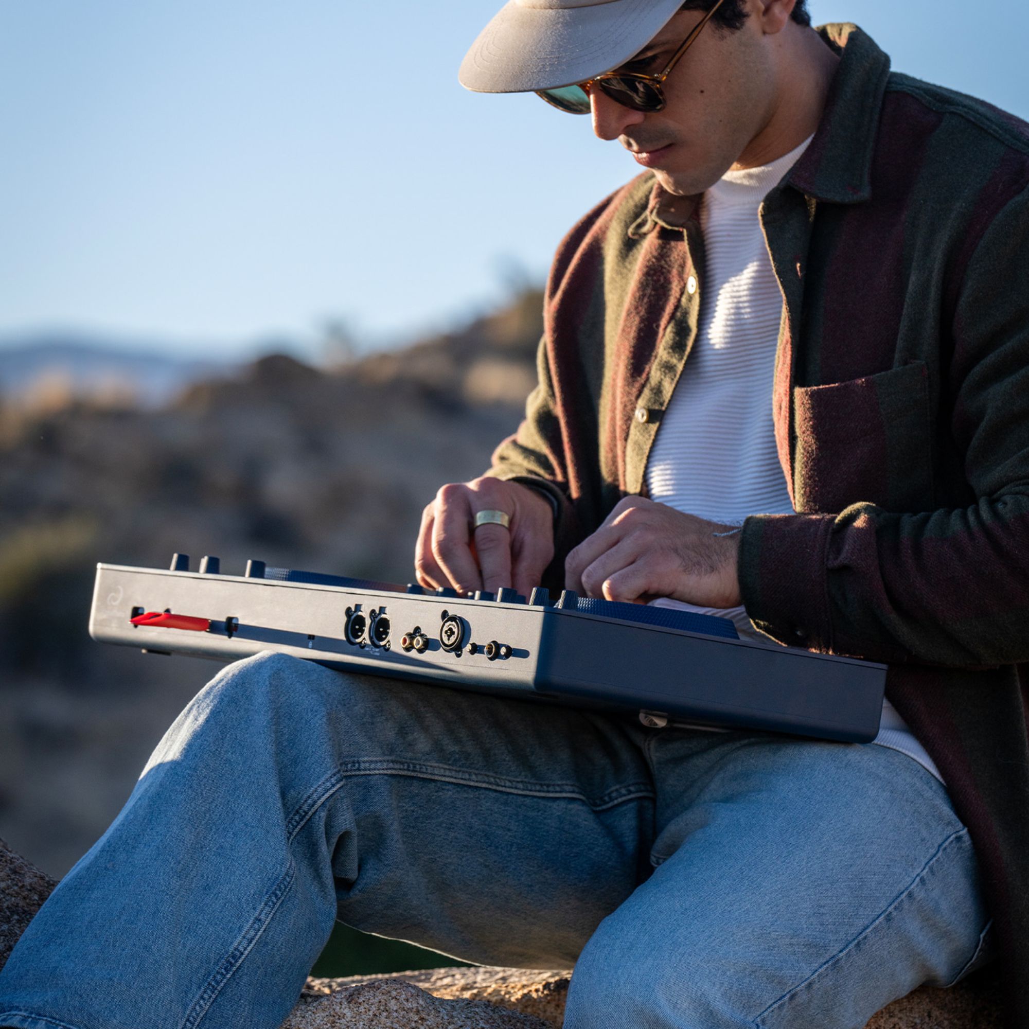 AlphaTheta akuga standalone DJ-kontroller OMNIS-DUO välitingmustes