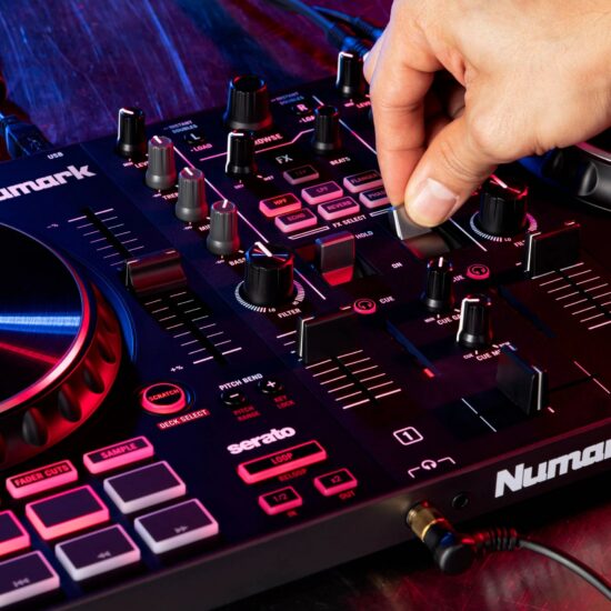 Numark DJ-kontroller MIXTRACK PLATINUM FX