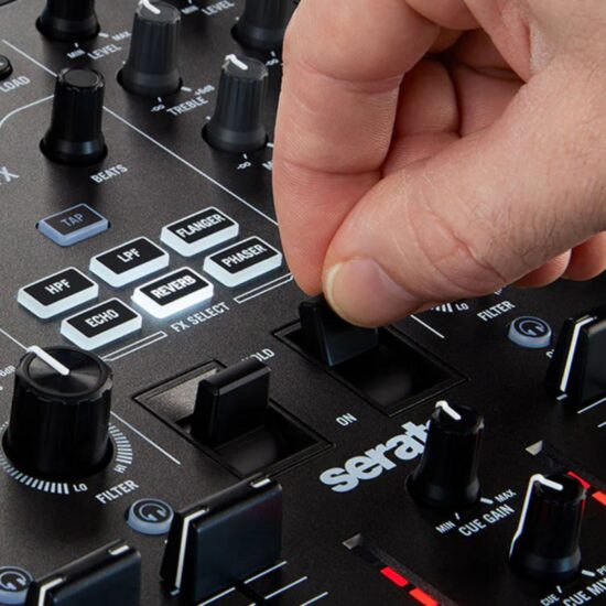 Numark DJ-kontroller NS4FX FX nupud lähedalt
