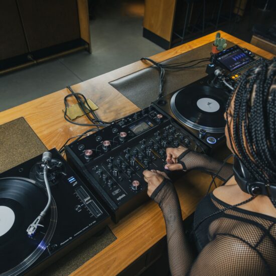 AlphaTheta rotary-DJ-mikserpult Euphonia elustiil live