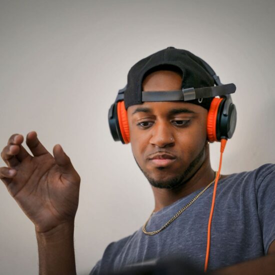 Pioneer DJ DJ-kõrvaklapid HDJ-CUE1BT-K, must, oranžid padjad elustiil