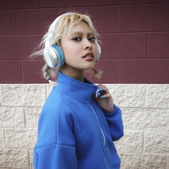 Pioneer DJ DJ-kõrvaklapid HDJ-CUE1BT-W, valge, siniste padjadega, elustiil