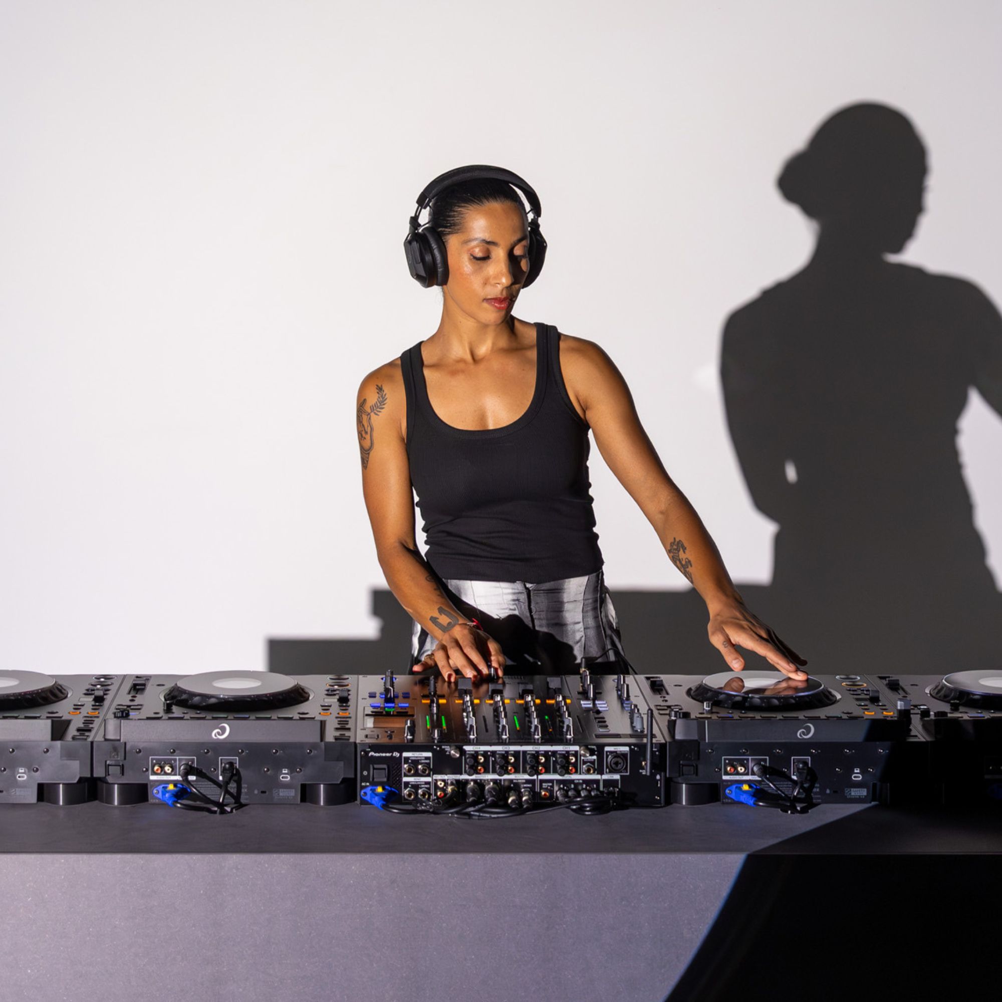 AlphaTheta DJ-meediamängija CDJ-3000X elustiil stuudios