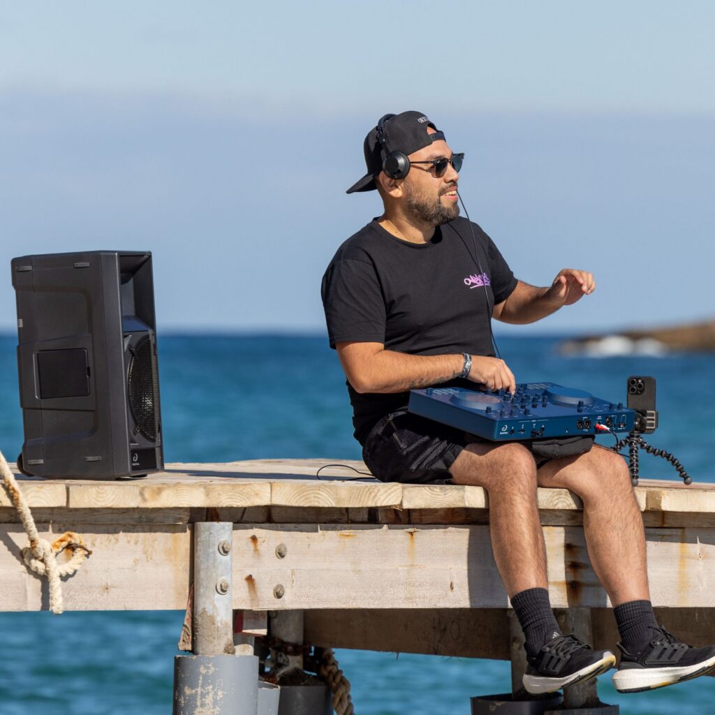 AlphaTheta kaasaskantav juhtmevaba kõlar WAVE-EIGHT paadisillal