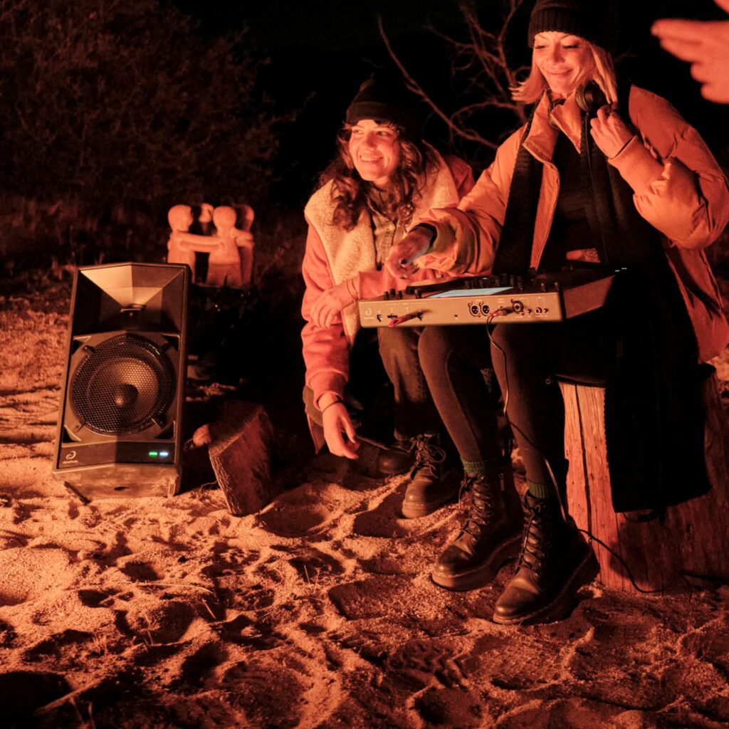 AlphaTheta kaasaskantav juhtmevaba DJ-kõlar WAVE-EIGHT rannaöö