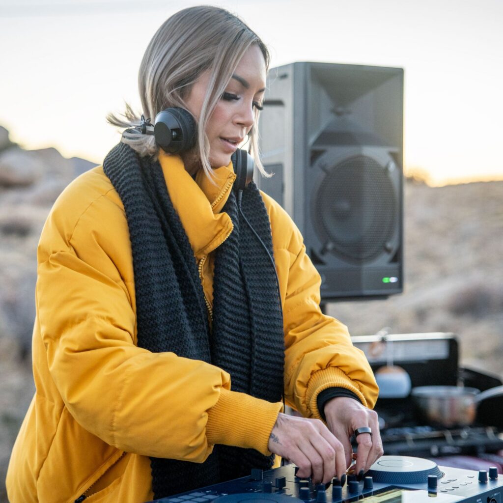 AlphaTheta kaasaskantav juhtmevaba DJ-kõlar WAVE-EIGHT rannapidu