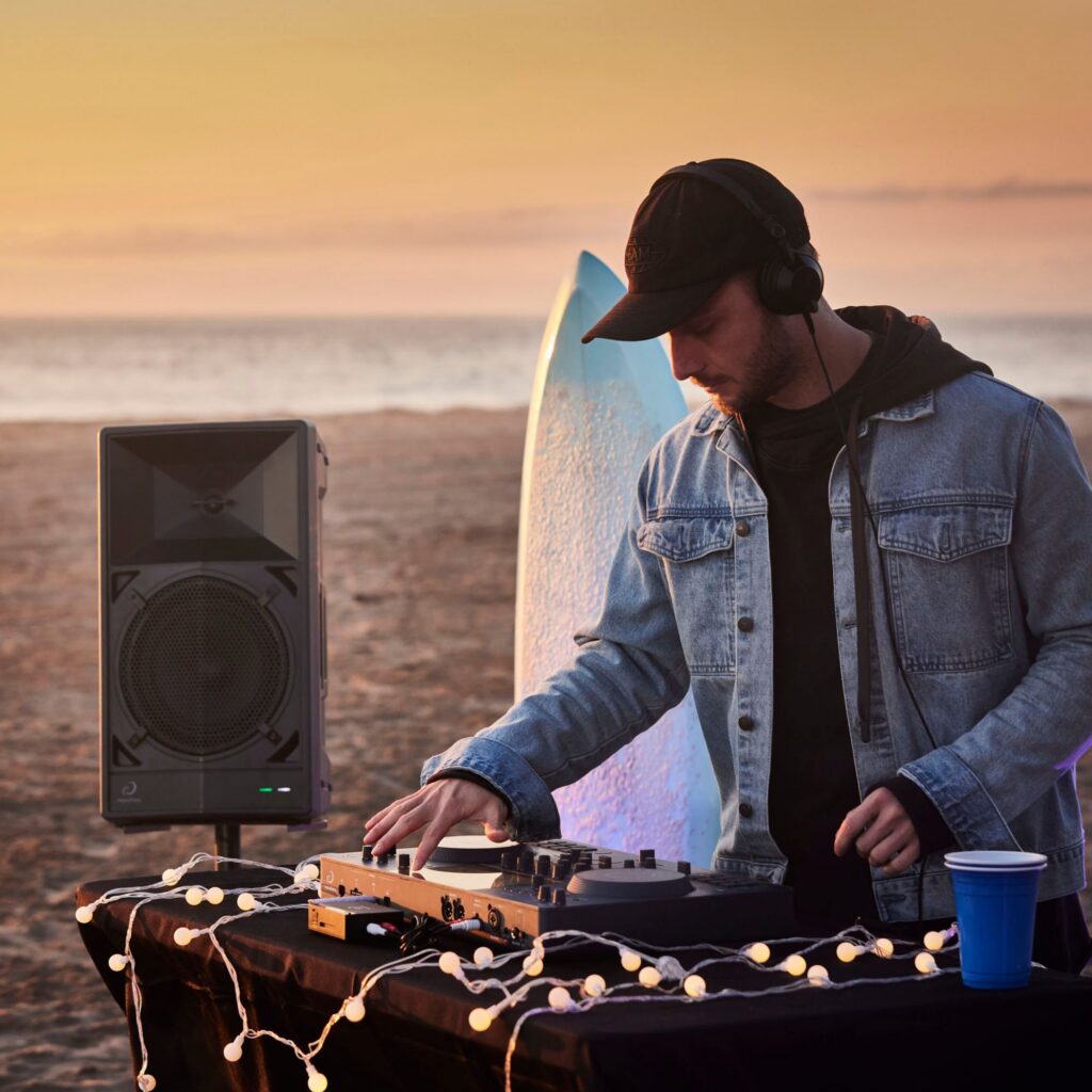 AlphaTheta kaasaskantav juhtmevaba kõlar WAVE-EIGHT rannas