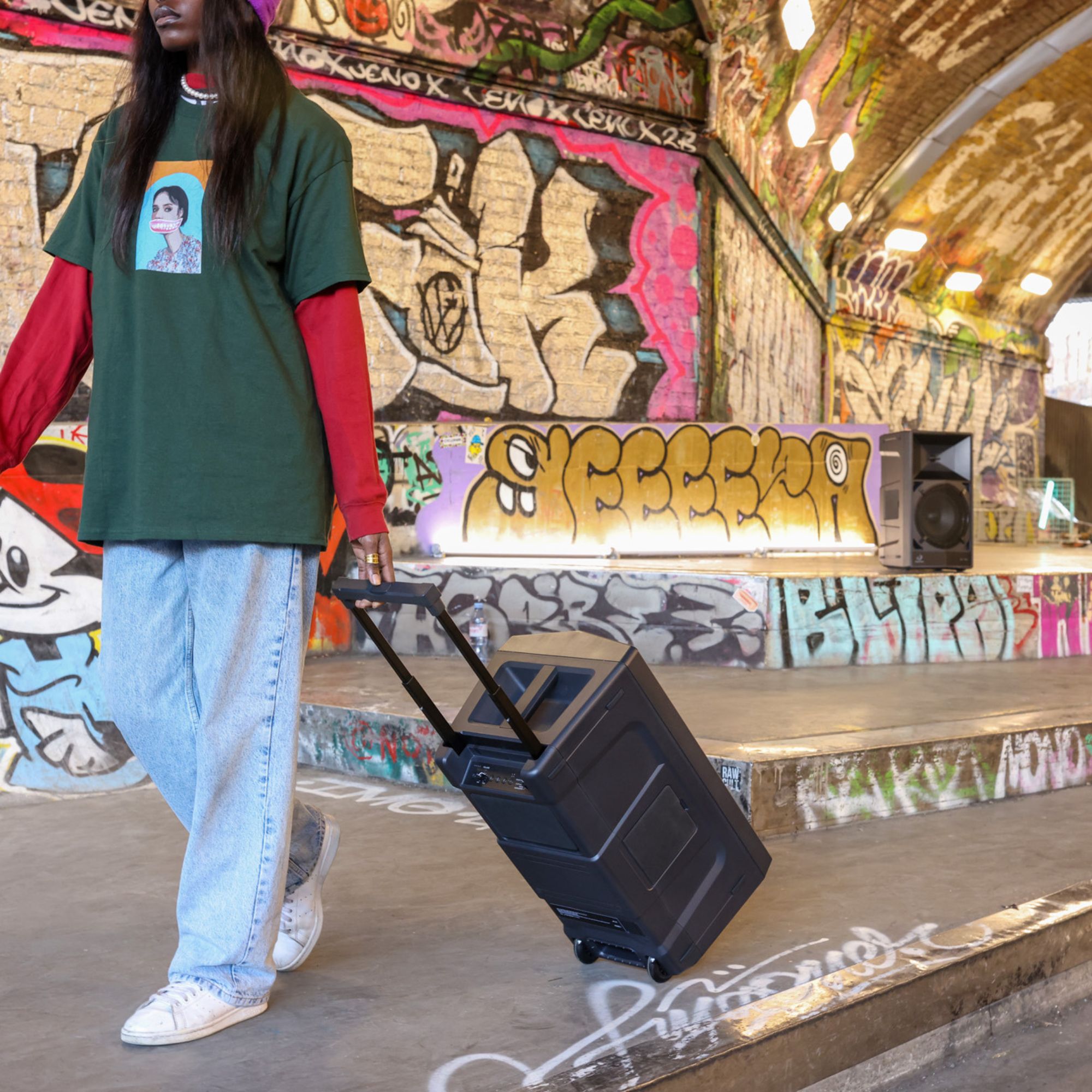 AlphaTheta kaasaskantav juhtmevaba DJ-kõlar WAVE-EIGHT ratastel sangaga