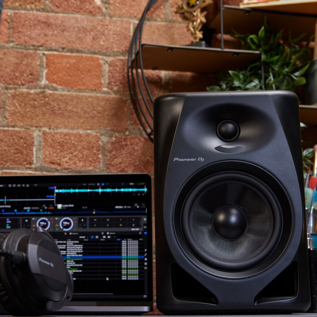 Pioneer DJ DJ-monitorkõlarid DM-50D elustiil lähedalt