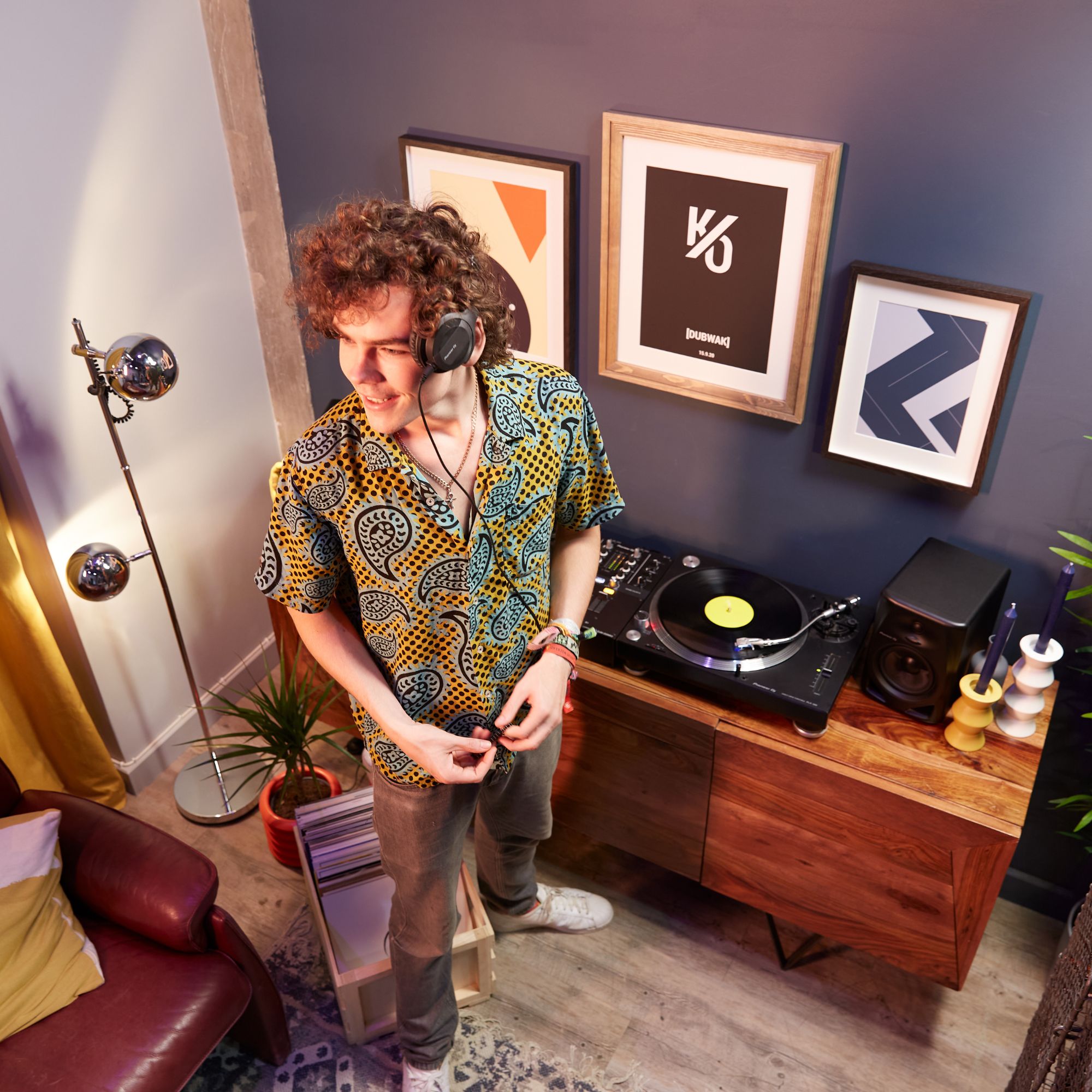 Pioneer DJ DJ-monitorkõlarid DM-50D elustiil vinüülimängijatega DJ-set