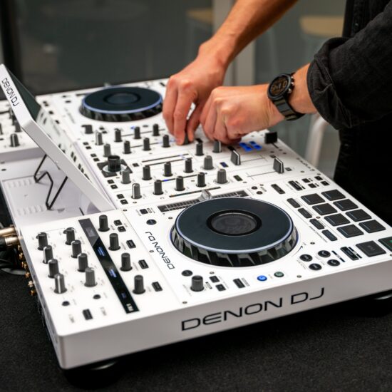 Denon DJ standalone DJ-kontroller PRIME4+W, valge DJ mix elustiil