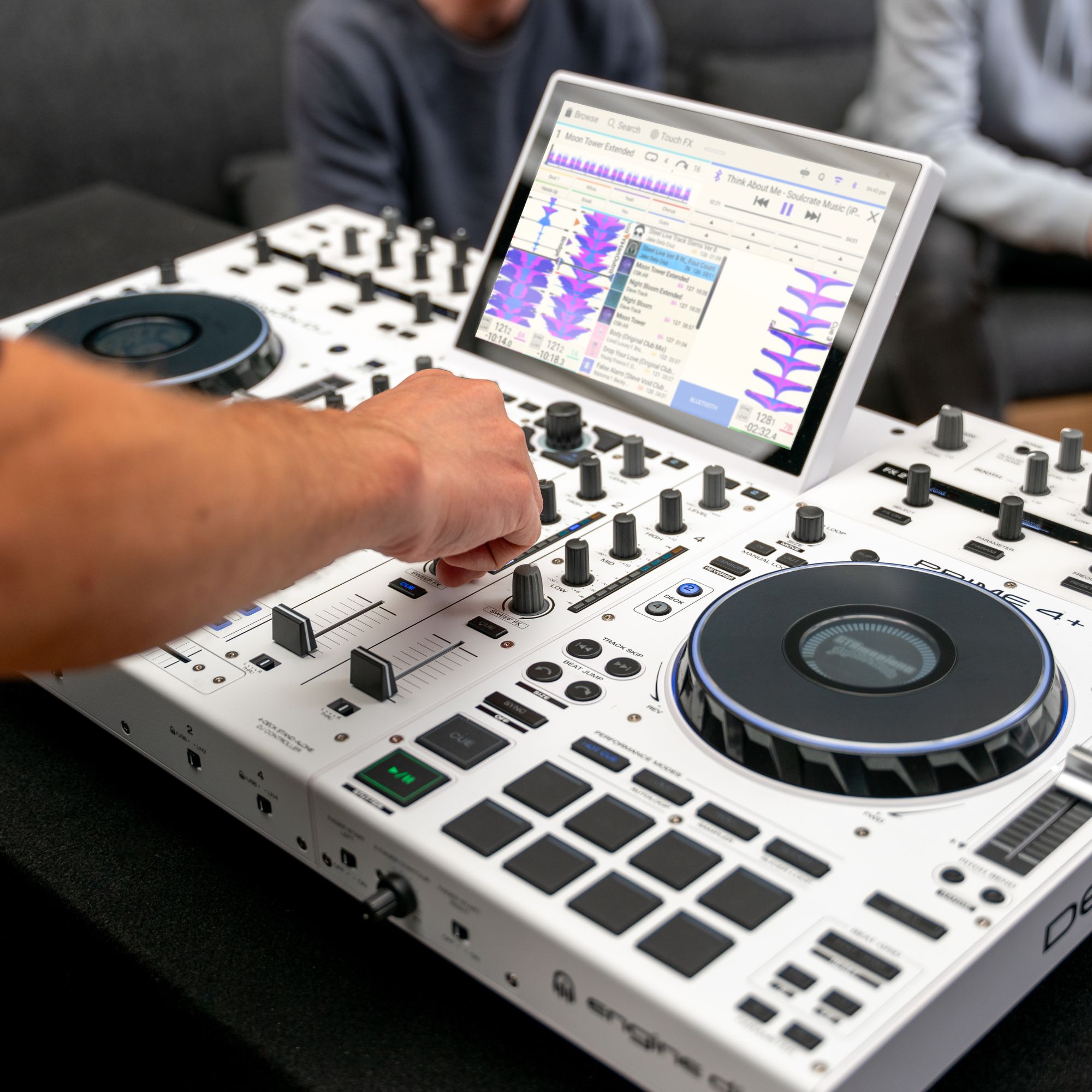 Denon DJ standalone DJ-kontroller PRIME4+W, valge ekraan elustiil