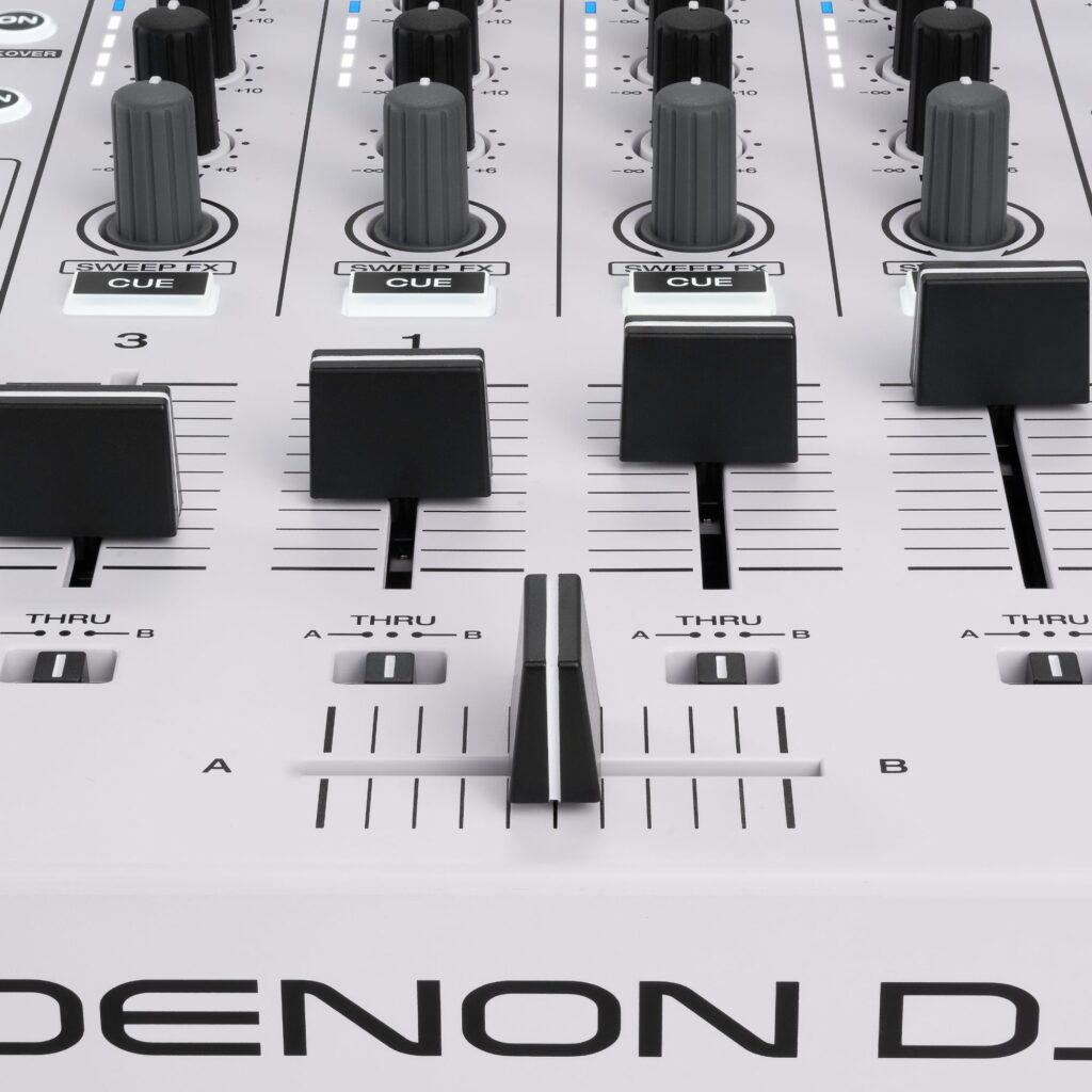 Denon DJ standalone DJ-kontroller SC LIVE 4W, valge, heeblid lähedalt
