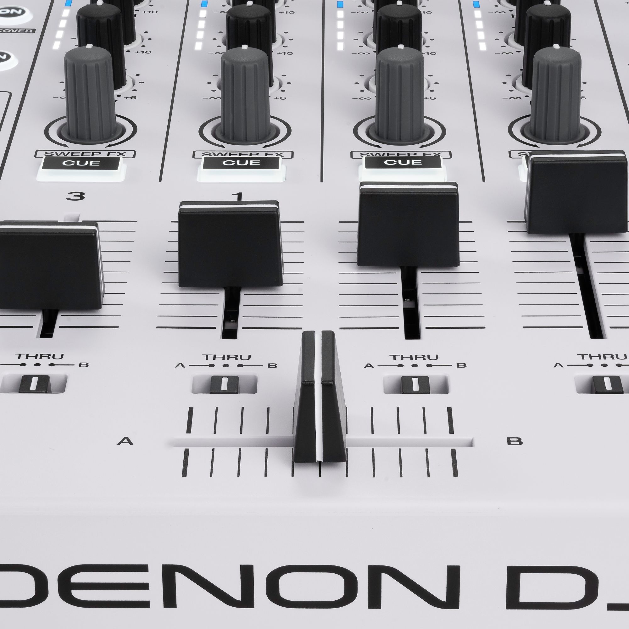 Denon DJ standalone DJ-kontroller SC LIVE 4W, valge, heeblid lähedalt