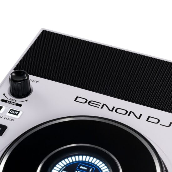 Denon DJ standalone DJ-kontroller SC LIVE 4W, valge kõlar lähedalt