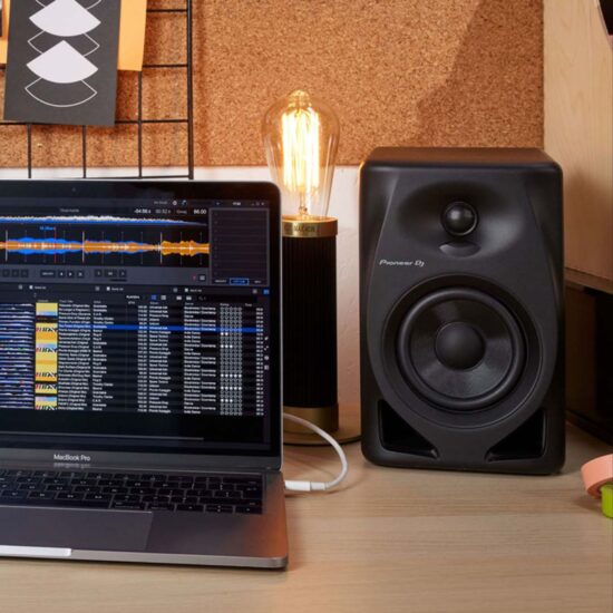 Pioneer DJ DJ-monitorkõlarid DM-40D elustiil parem lähedalt