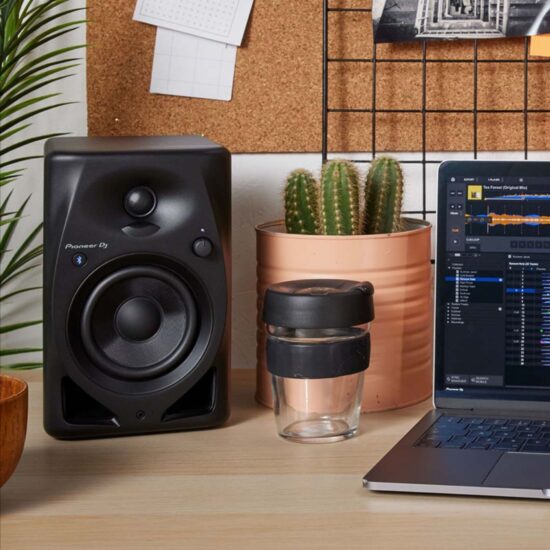 Pioneer DJ DJ-monitorkõlarid DM-40D elustiil vasak lähedalt