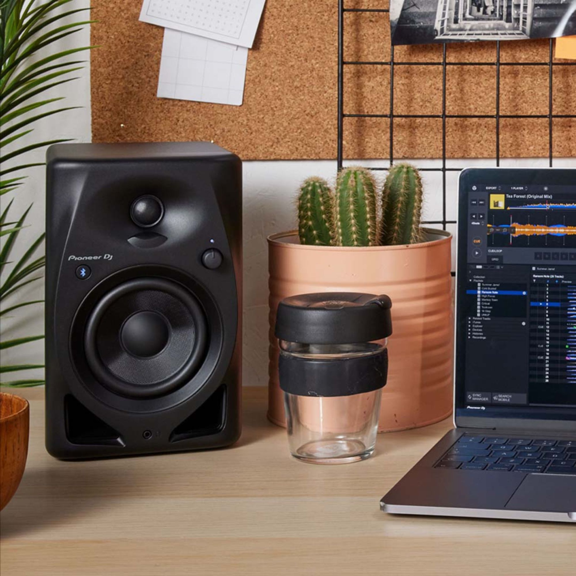 Pioneer DJ DJ-monitorkõlarid DM-40D elustiil vasak lähedalt