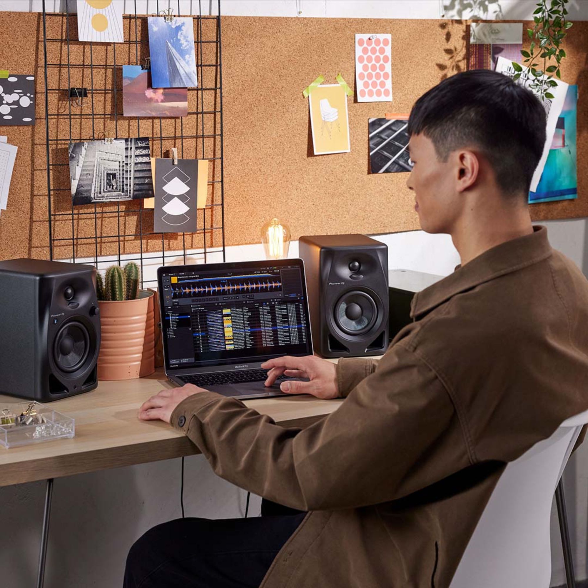 Pioneer DJ DJ-monitorkõlarid DM-40D elustiil