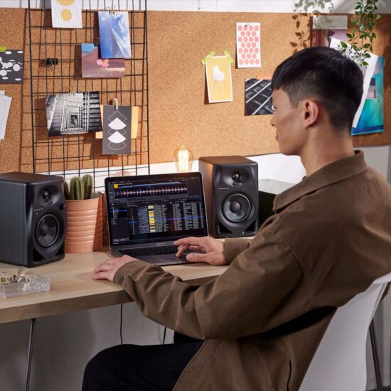 Pioneer DJ DJ-monitorkõlarid DM-50D-BT elustiil