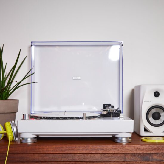 Pioneer DJ vinüülplaadimängija PLX-500-W elustiil eest