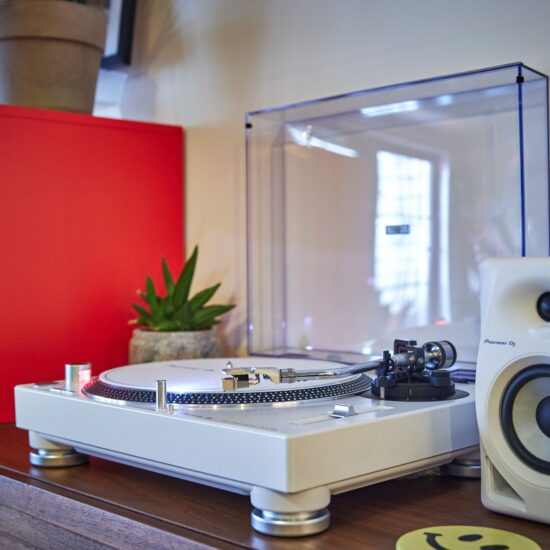 Pioneer DJ vinüülplaadimängija PLX-500-W elustiil kaas lahti