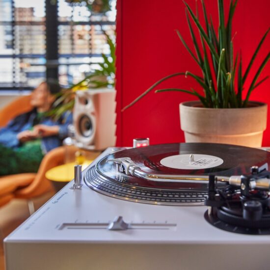 Pioneer DJ vinüülplaadimängija PLX-500-W elustiil lähedalt