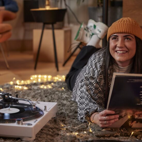 Pioneer DJ vinüülplaadimängija PLX-500-W elustiil neiuga