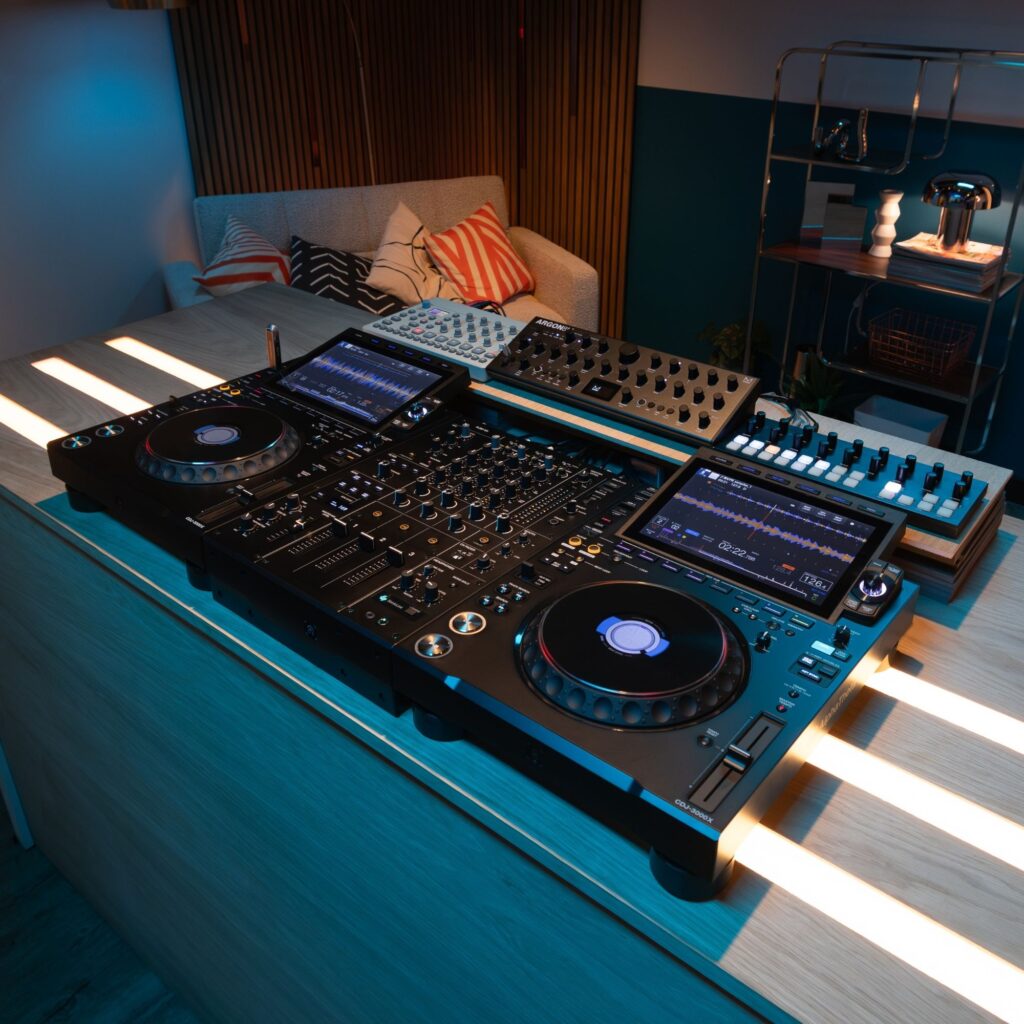 AlphaTheta DJM-V5 DJ-mikserpult elustiil setup