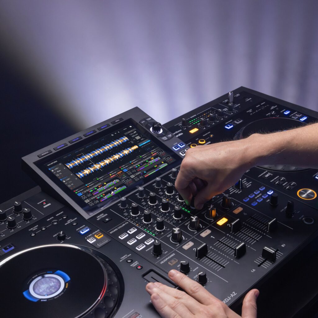 AlphaTheta standalone DJ-kontroller XDJ-AZ elustiil live-DJ