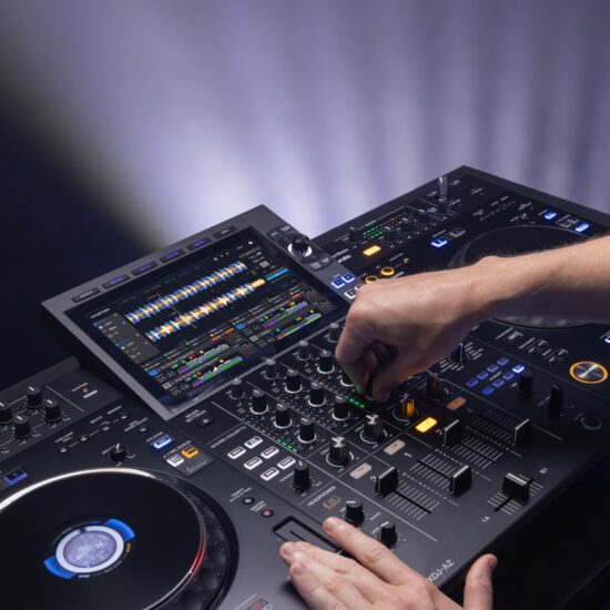 AlphaTheta standalone DJ-kontroller XDJ-AZ elustiil live-DJ