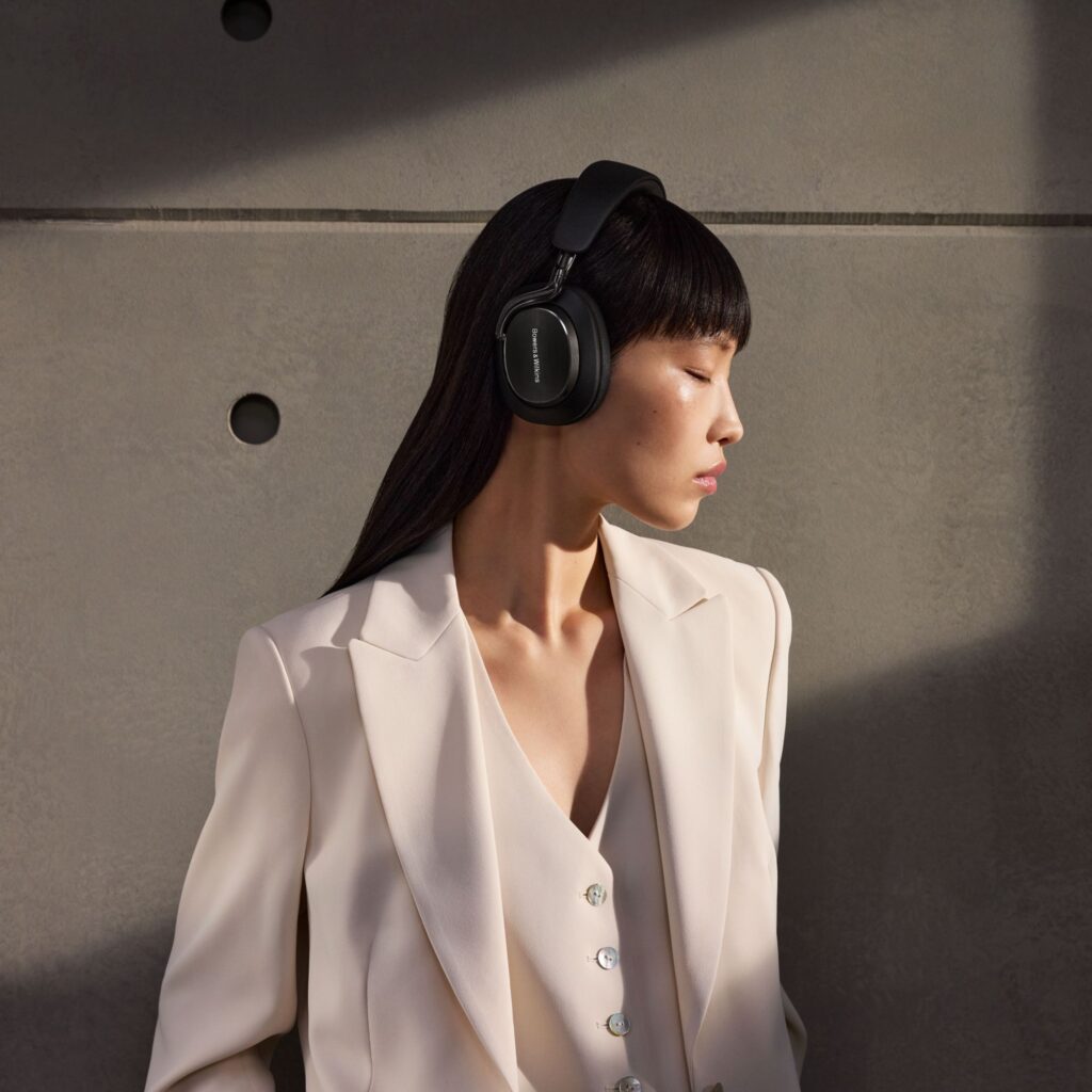 Bowers & Wilkins Px8 S2 Onyx Black juhtmevabad kõrvaklapid elustiil paremalt 2