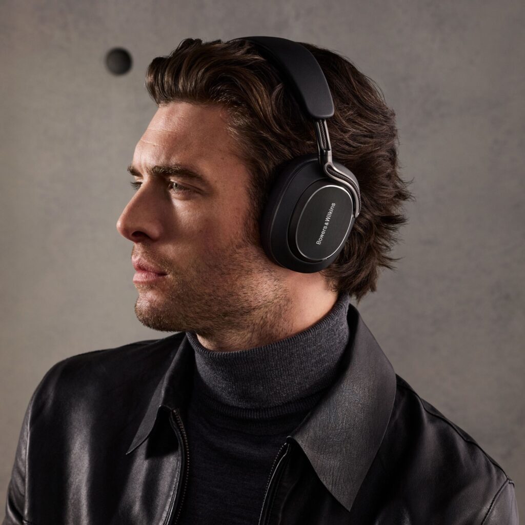 Bowers & Wilkins Px8 S2 Onyx Black juhtmevabad kõrvaklapid elustiil vasakult