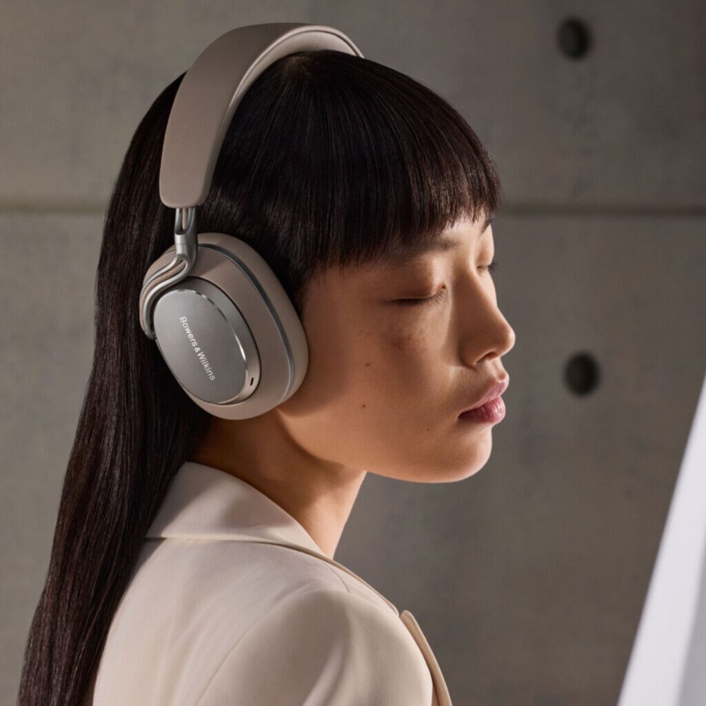 Bowers & Wilkins Px8 S2 Warm Stone juhtmevabad kõrvaklapid elustiil paremalt