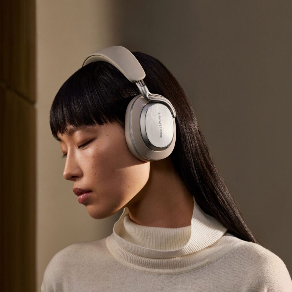 Bowers & Wilkins Px8 S2 Warm Stone juhtmevabad kõrvaklapid elustiil vasakult