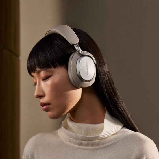 Bowers & Wilkins Px8 S2 Warm Stone juhtmevabad kõrvaklapid elustiil vasakult