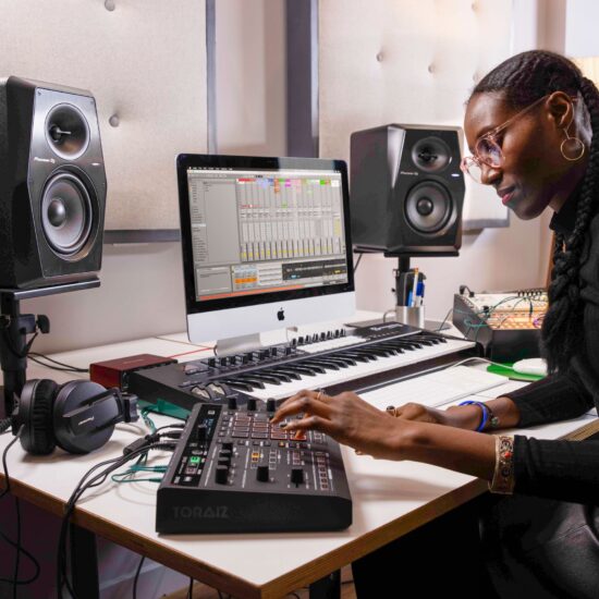 Pioneer DJ VM-50 DJ-monitorkõlar elustiil Toraiz