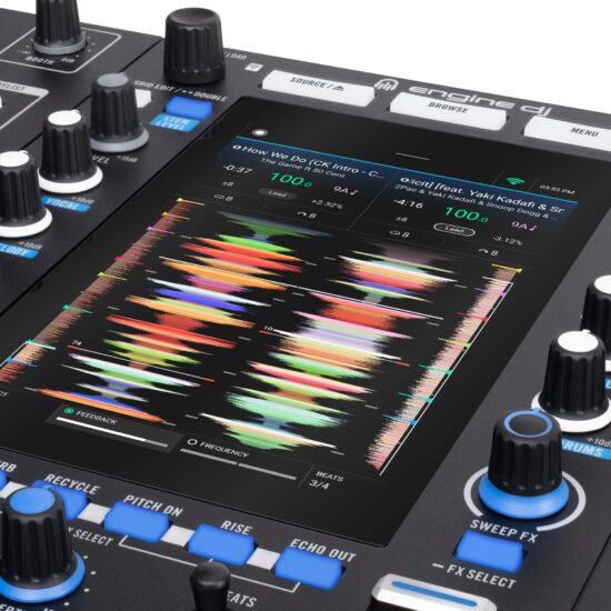 Rane System One motoriseeritud standalone DJ-kontroller ekraan lähedalt