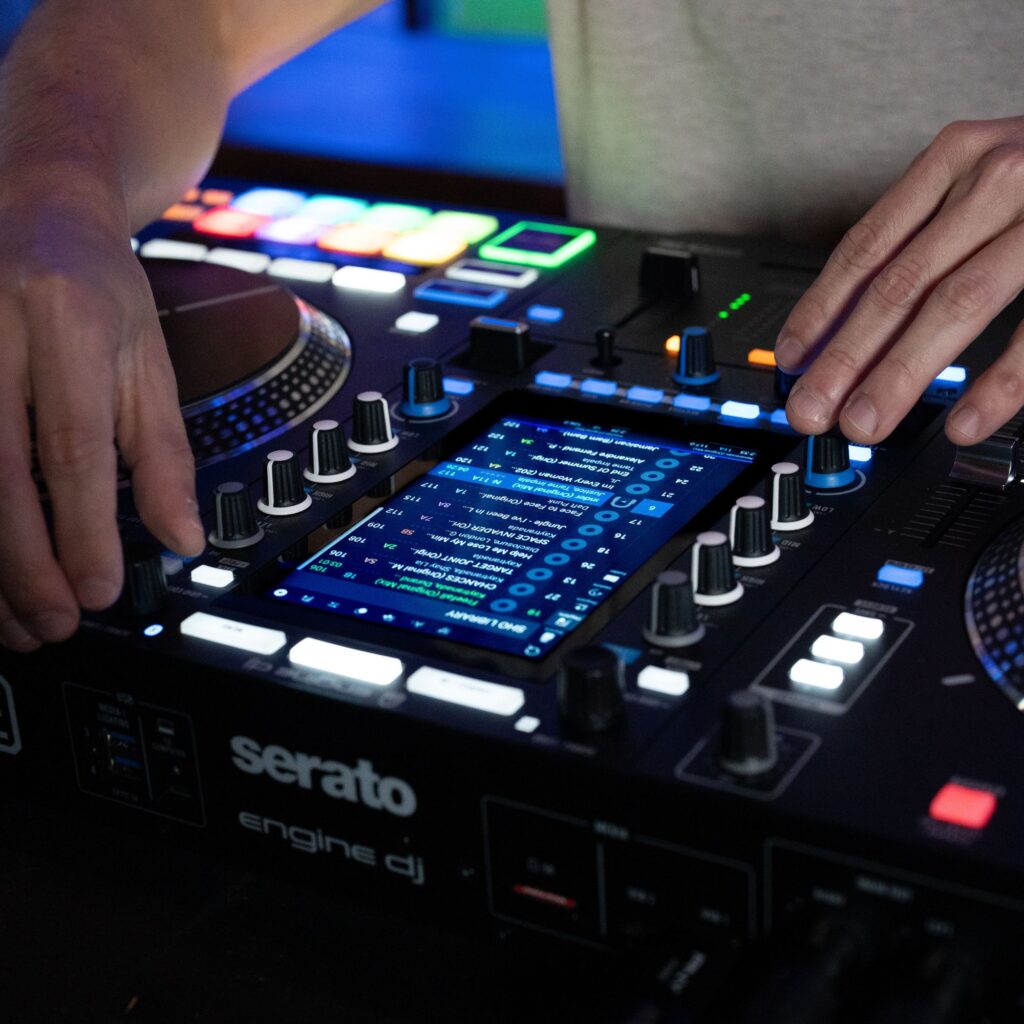 Rane System One motoriseeritud standalone DJ-kontroller eluestiil playlist