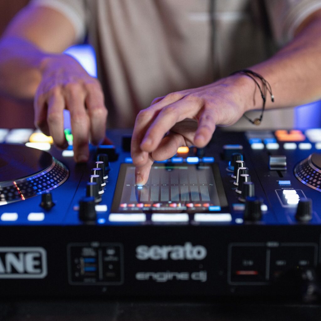 Rane System One motoriseeritud standalone DJ-kontroller elustiil FX