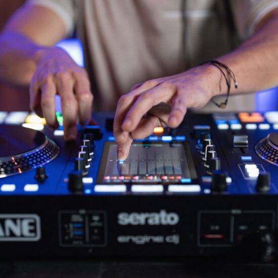 Rane System One motoriseeritud standalone DJ-kontroller elustiil FX