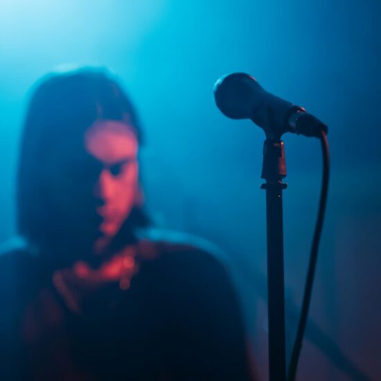 Sennheiser dünaamiline vokaalimikrofon E 835 elustiil vokalistiga