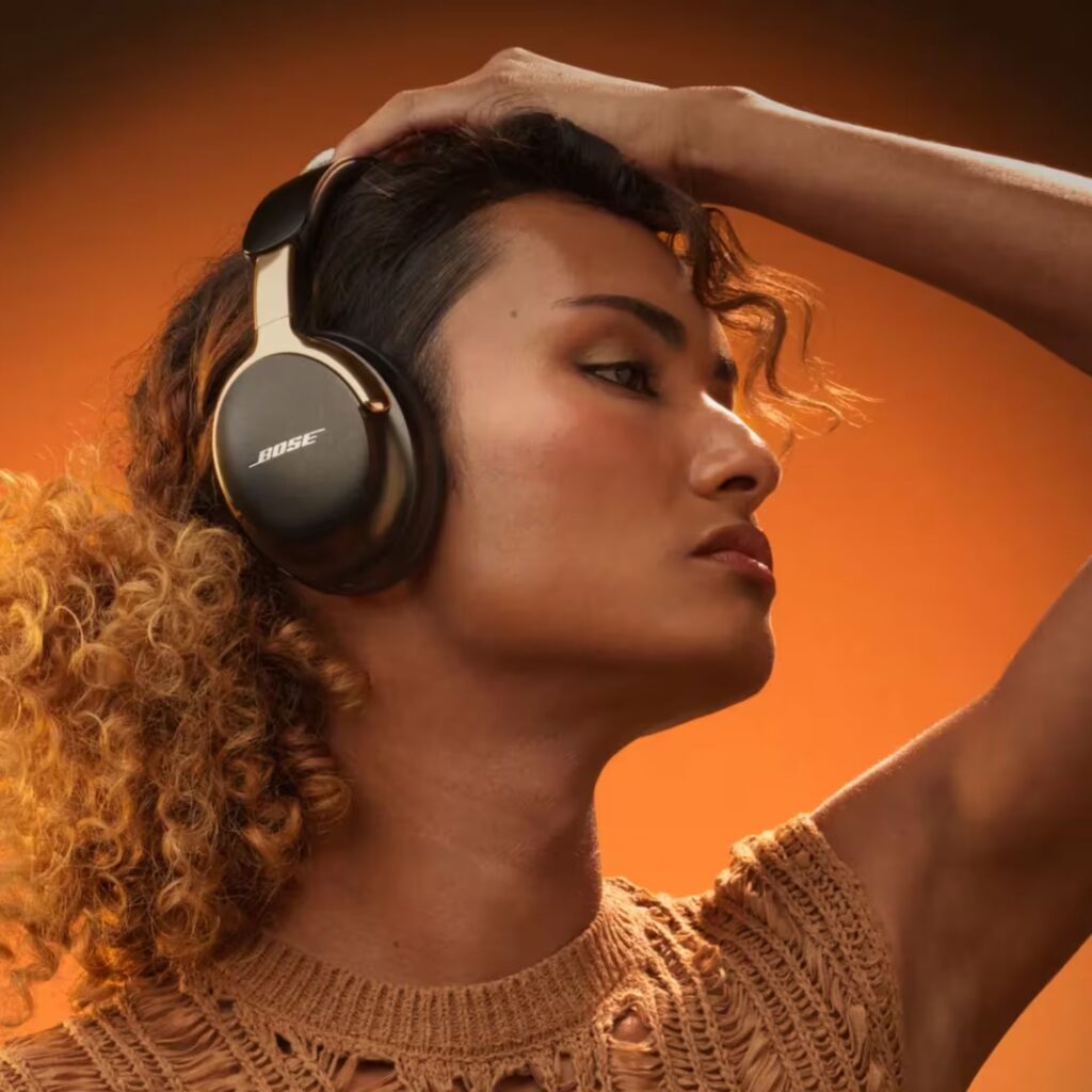 Bose QuietComfort Ultra Headphones 2nd Gen Desert Gold juhtmevabad kõrvaklapid elustiil paremalt
