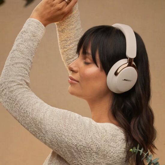 Bose QuietComfort Ultra Headphones 2nd Gen Driftwood Sandjuhtmevabad kõrvaklapid elustiil vasakult