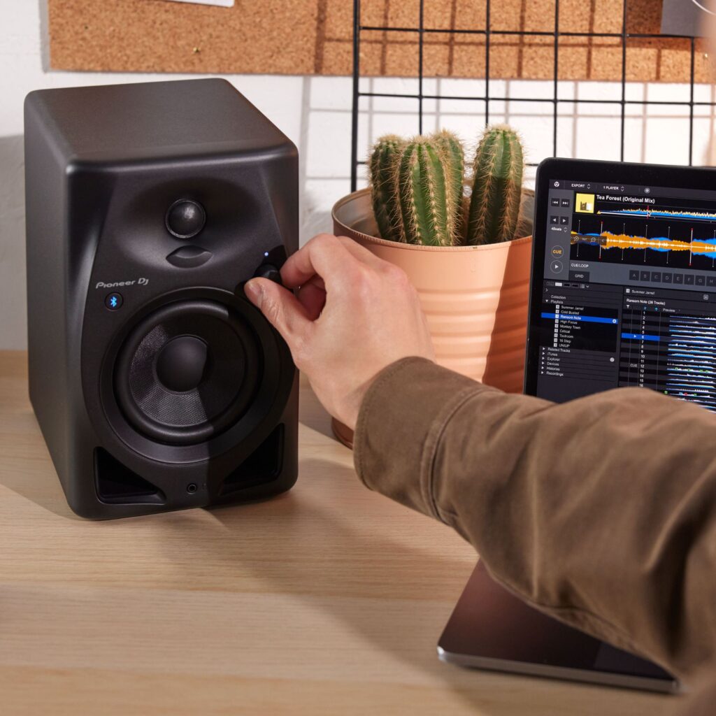 Pioneer DJ DJ-monitorkõlarid DM-40D-BT elustiil lähedalt