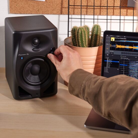 Pioneer DJ DJ-monitorkõlarid DM-40D-BT elustiil lähedalt