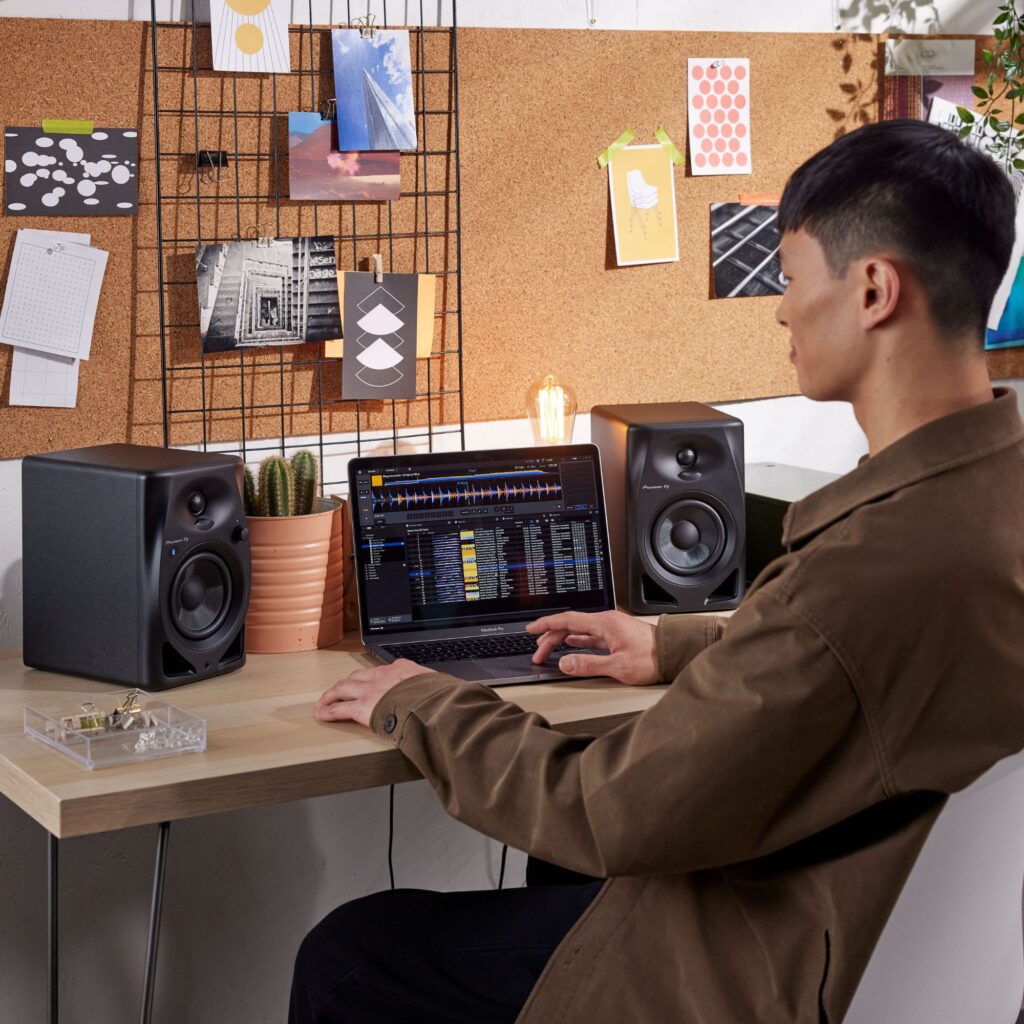 Pioneer DJ DJ-monitorkõlarid DM-40D-BT elustiil rekordbox